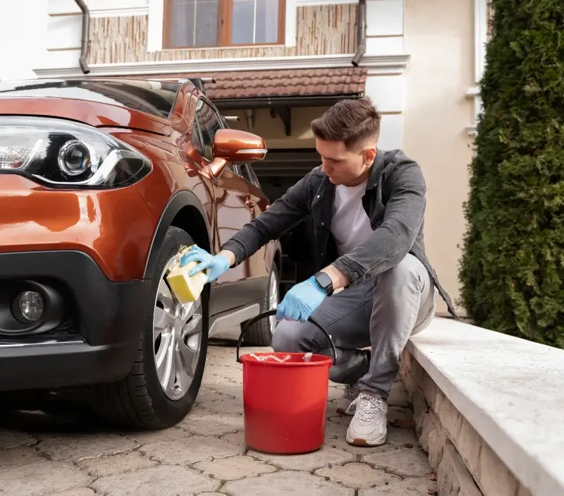 Lavage auto à domicile Les Pieux : professionnel intervenant sur un véhicule